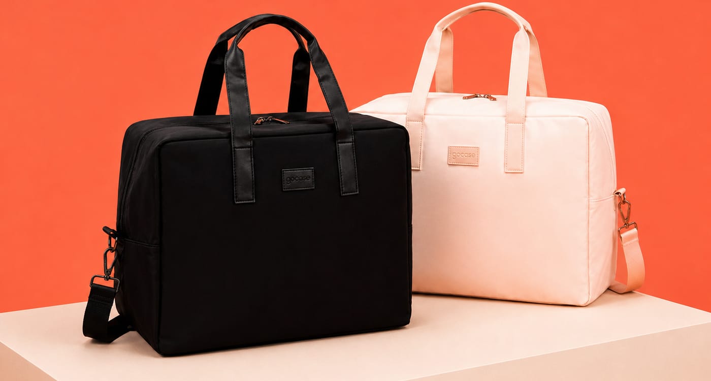 Bolsas Joy Pro preta e off-white em cenário coral