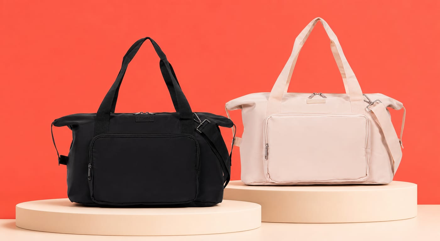 Bolsas Moove preta e off-white em cenário coral