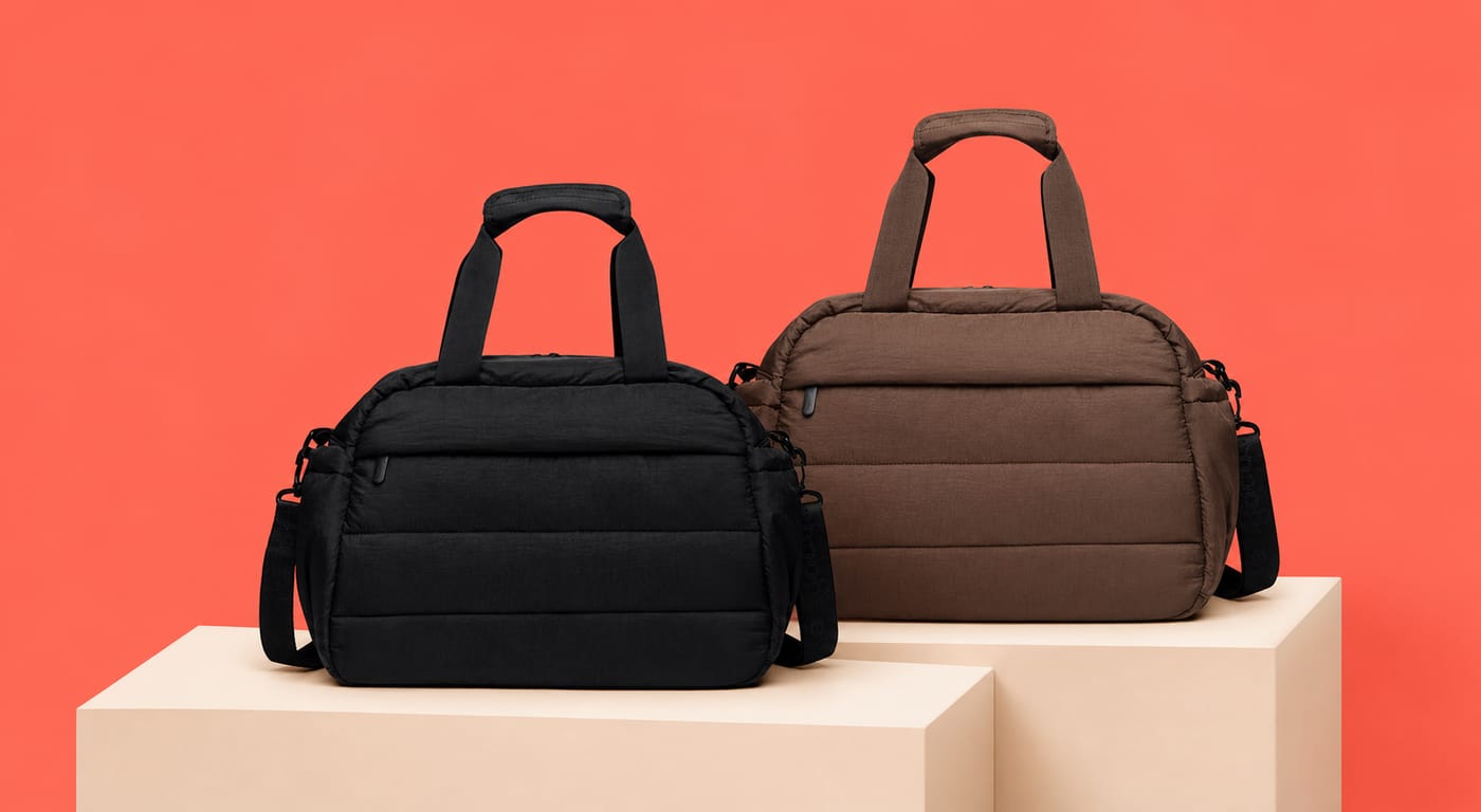 Bolsas Puffer preta e marrom em cenário coral