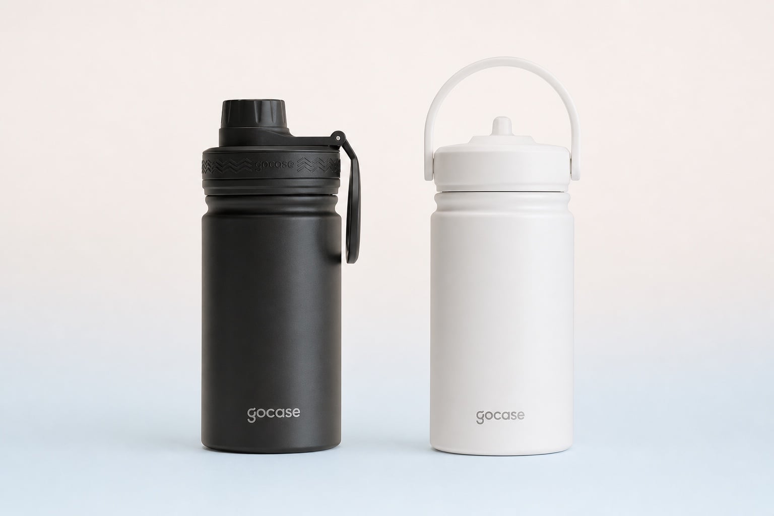 Fresh Mini preta sem canudo e Mini branca com alça superior, ambas de 350 ml